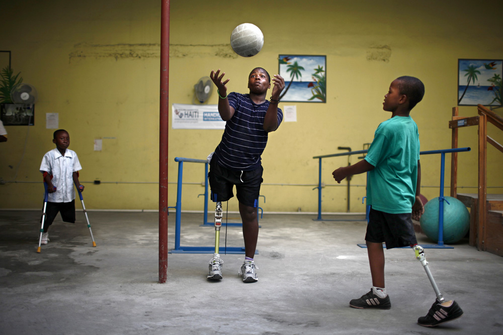 PORTRAIT DE LAURE, KINESITHERAPEUTE POUR L'ONG HANDICAP INTERNATIONAL EN HAITI.