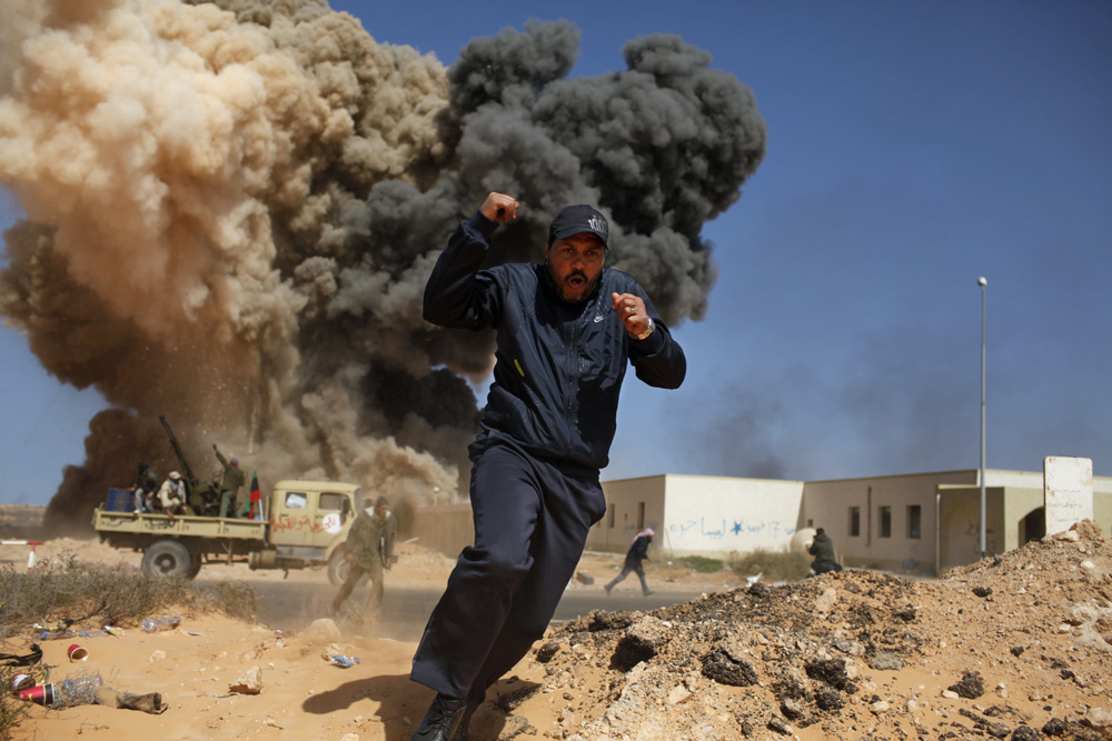 BATTLE IN LIBYA BETWEEN REBELS AND PRO KADHAFI, ON THE FRONT LINE.