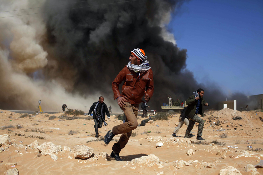 BATTLE IN LIBYA BETWEEN REBELS AND PRO KADHAFI, ON THE FRONT LINE.