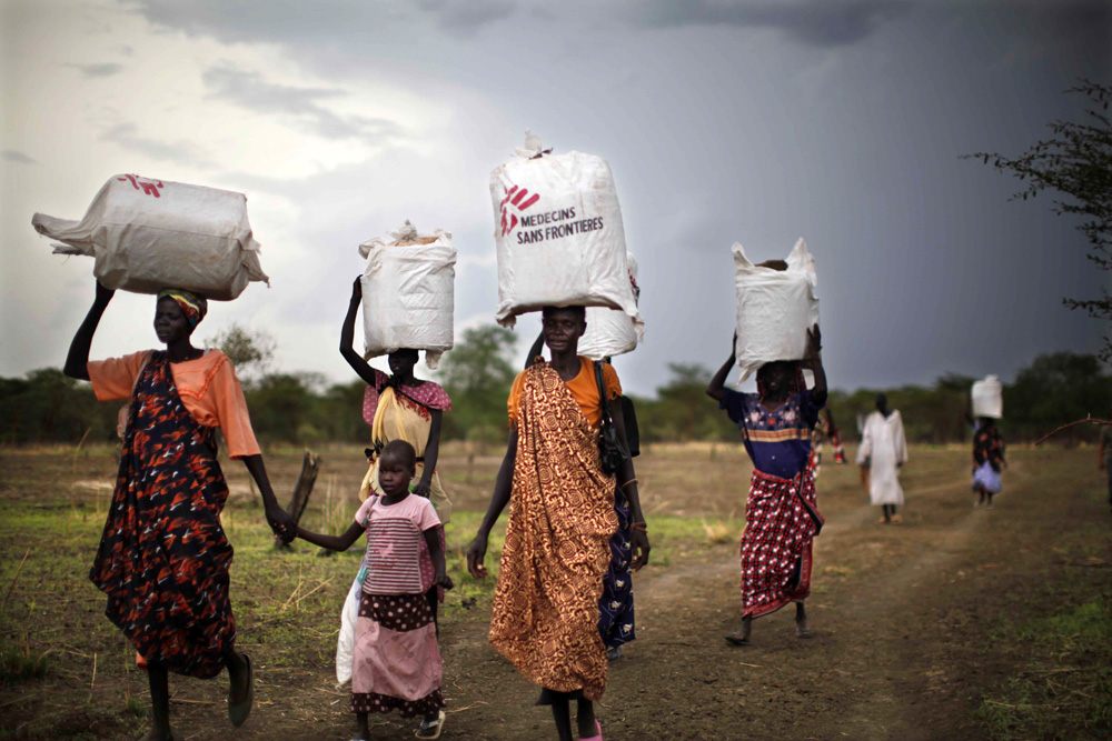 REFUGIES AYANT FUI LES COMBATS ENTRE L'ARMEE DU NORD ET CELLE DU SUD SOUDAN, INSTALLES SOUS DES ARBRES DEPUIS LE 20 MAI, AU SUD DE LA REGION D'ABYEI.