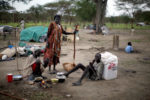 REFUGIES AYANT FUI LES COMBATS ENTRE L'ARMEE DU NORD ET CELLE DU SUD SOUDAN, INSTALLES SOUS DES ARBRES DEPUIS LE 20 MAI, AU SUD DE LA REGION D'ABYEI. thumbnail