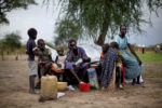 REFUGIES AYANT FUI LES COMBATS ENTRE L'ARMEE DU NORD ET CELLE DU SUD SOUDAN, INSTALLES SOUS DES ARBRES DEPUIS LE 20 MAI, AU SUD DE LA REGION D'ABYEI. thumbnail