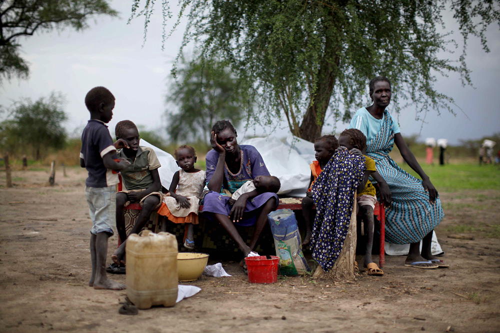 REFUGIES AYANT FUI LES COMBATS ENTRE L'ARMEE DU NORD ET CELLE DU SUD SOUDAN, INSTALLES SOUS DES ARBRES DEPUIS LE 20 MAI, AU SUD DE LA REGION D'ABYEI.