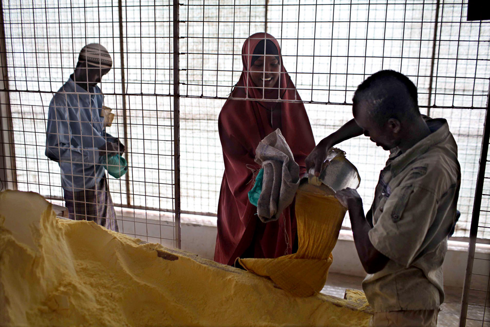 DISTRIBUTION ALIMENTAIRE ORGANISEE PAR L'ONG CARE ET LE WFP (PAM).