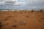 LE CAMP DE DADAAB AU KENYA, PRES DE LA FRONTIERE SOMALIENNE ACCUEILLE PLUS DE 400 000 REFUGIES VICTIMES DE LA GUERRE, DE LA SECHERESSE ET DE LA FAMINE. thumbnail