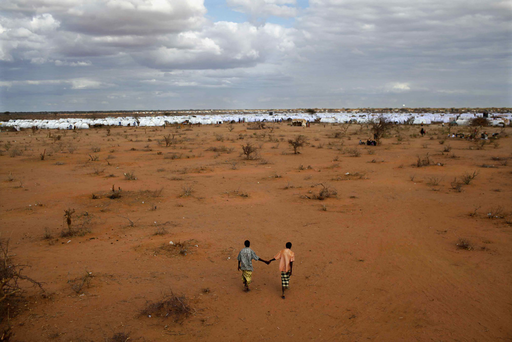 LE CAMP DE DADAAB AU KENYA, PRES DE LA FRONTIERE SOMALIENNE ACCUEILLE PLUS DE 400 000 REFUGIES VICTIMES DE LA GUERRE, DE LA SECHERESSE ET DE LA FAMINE.