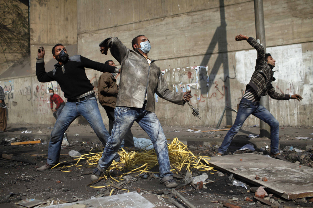 AFFRONTEMENTS SUR LA PLACE TAHRIR ENTRE LES FORCES DE L'ORDRE ET LES REVOLUTIONNAIRES POUR LE 5EME JOUR CONSECUTIF.