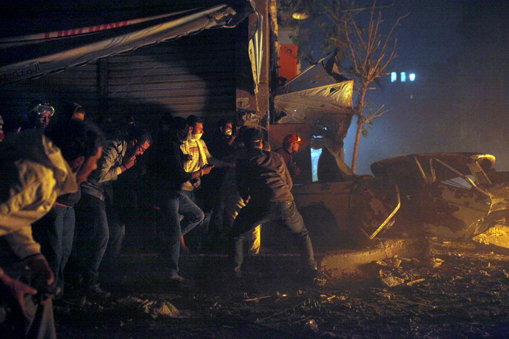 AFFRONTEMENTS SUR LA PLACE TAHRIR ENTRE LES MILITAIRES ET LES REVOLUTIONNAIRES DEMANDANT QUE L'ARMEE CEDE LE POUVOIR.