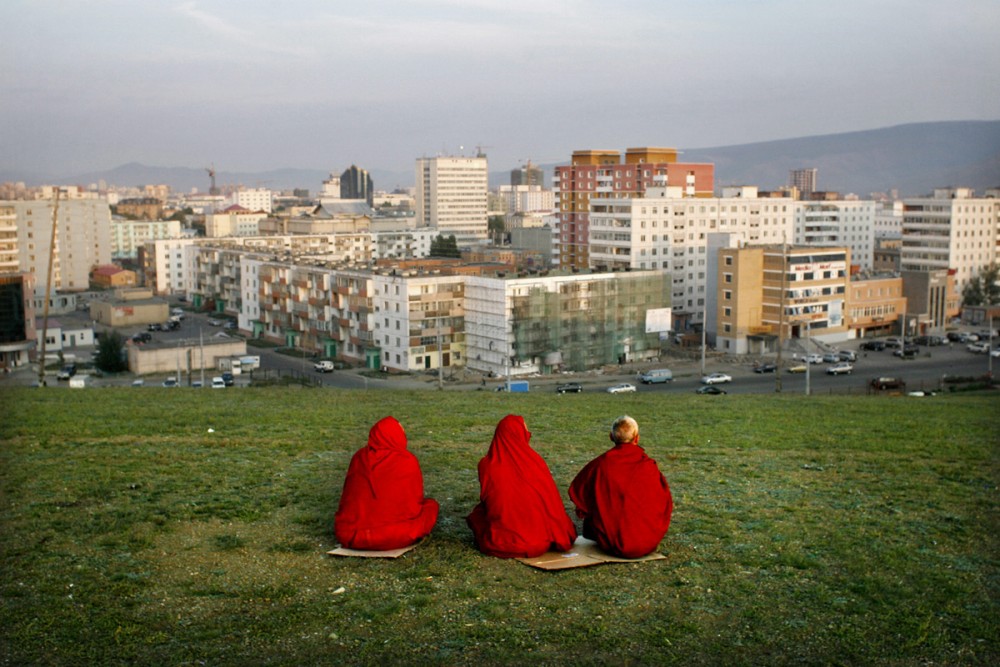 ©Corentin Fohlen/fedephoto; Oulan Bator, Mongolie. trois moines bouddhistes assis face  la capitale de la Mongolie.