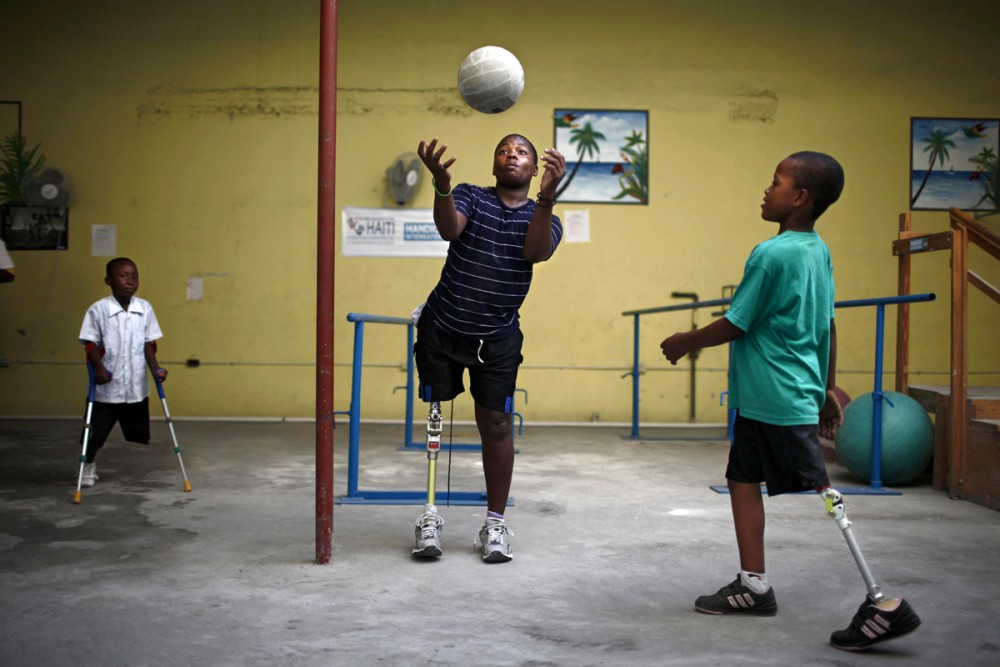 PORTRAIT DE LAURE, KINESITHERAPEUTE POUR L'ONG HANDICAP INTERNATIONAL EN HAITI.