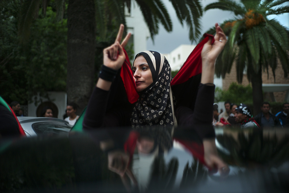 MANIFESTATION DE LA COMMUNAUTE LIBYENNE EN TUNISIE DEVANT L'AMBASSADE DE LIBYE A TUNIS, APRES L'ANNONCE DE LA MORT DE KADHAFI.