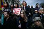 MANIFESTATION DEVANT L'AMBASSADE DE CHINE CONTRE LA REPRESSION CHINOISE FAITE AU TIBET. thumbnail