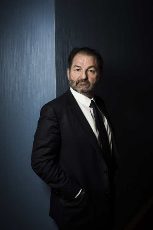 PORTRAIT DE DENIS OLIVENNES, DIRECTEUR DE LA RADIO EUROPE 1 ET DU POLE INFORMATION DU GROUPE LAGARDERE.