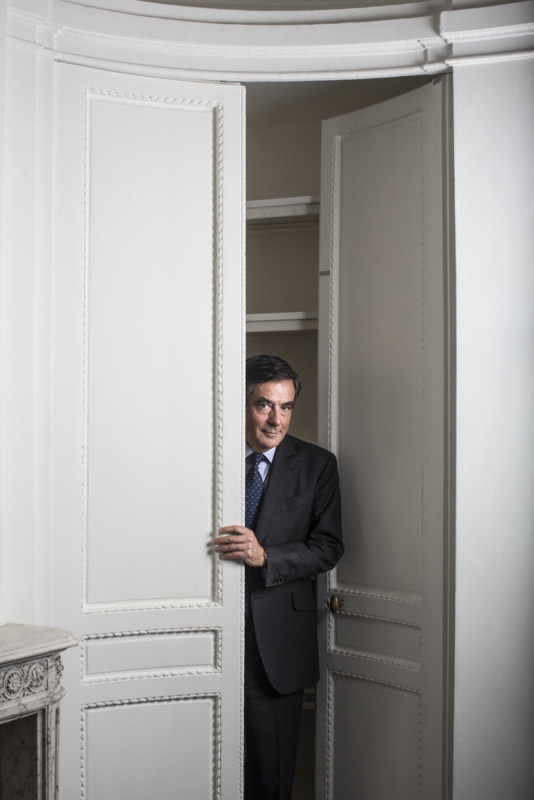 FRANCOIS FILLON DANS SON BUREAU DE L'ASSEMBLEE NATIONALE.