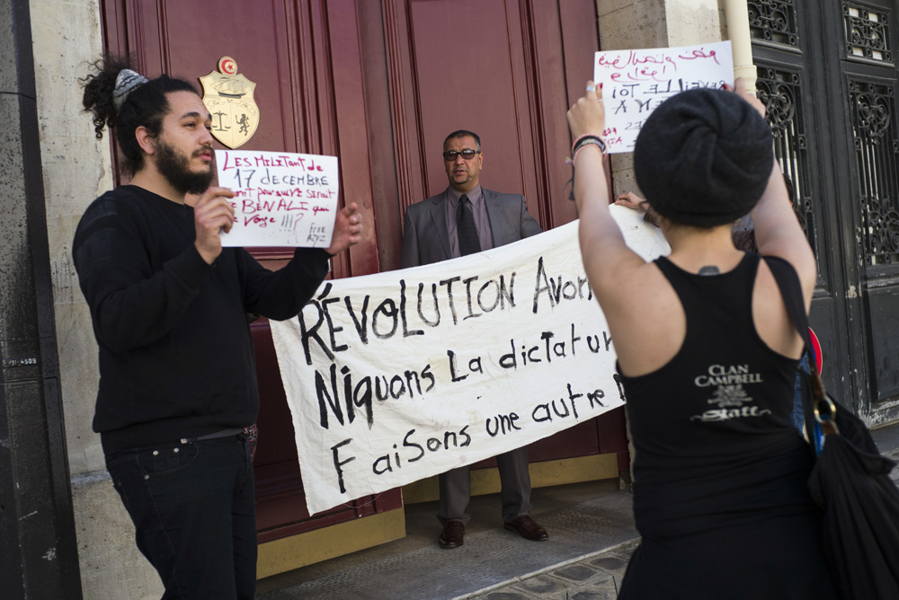 MANIFESTATION DEVANT L'AMBASSADE DE TUNISIE A PARIS POUR DENONCER L'ARRESTATION DU BLOGUEUR AZYZ AMAMI.