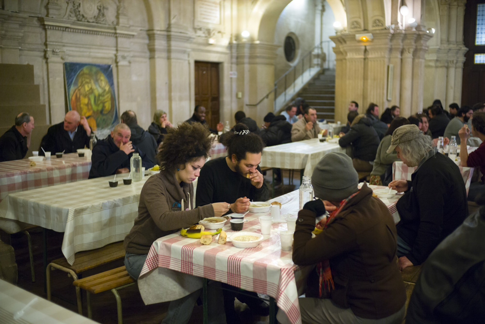 SAMI ET SABRINE, COUPLE DE JEUNES TUNISIENS REFUGIES EN FRANCE, FUYANT LES ISLAMISTES EXTREMISTES.