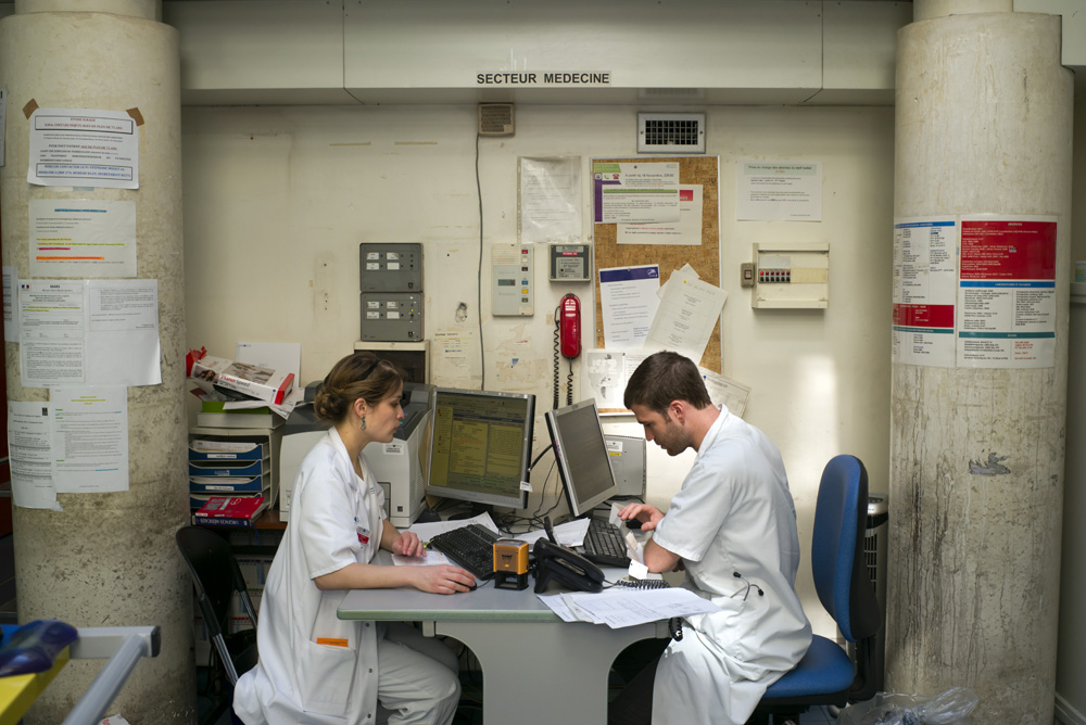 IMMERSION AUX URGENCES DE L'HOPITAL LARIBOISIERE A PARIS.