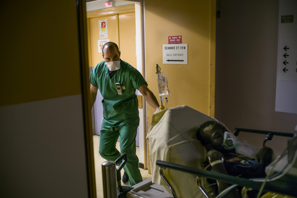 IMMERSION AUX URGENCES DE L'HOPITAL LARIBOISIERE A PARIS.