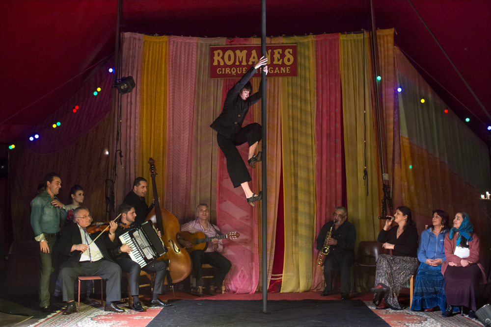 LES COULISSES DU CIRQUES TZIGANE ROMANES.