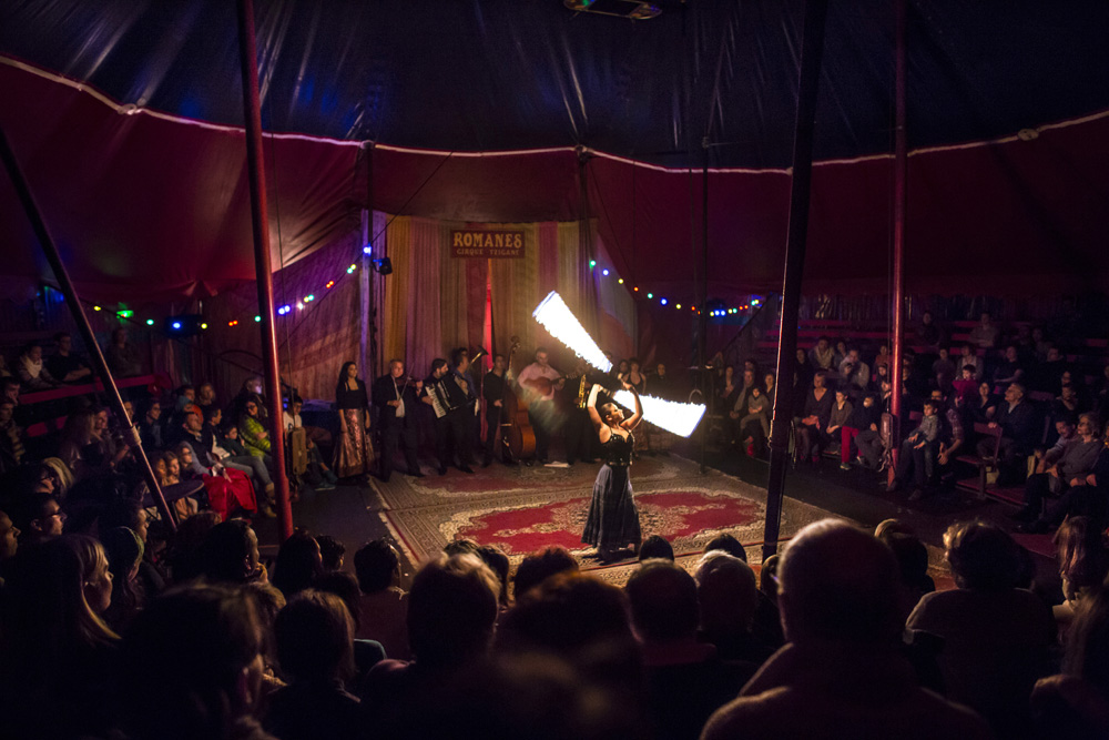 LES COULISSES DU CIRQUES TZIGANE ROMANES.