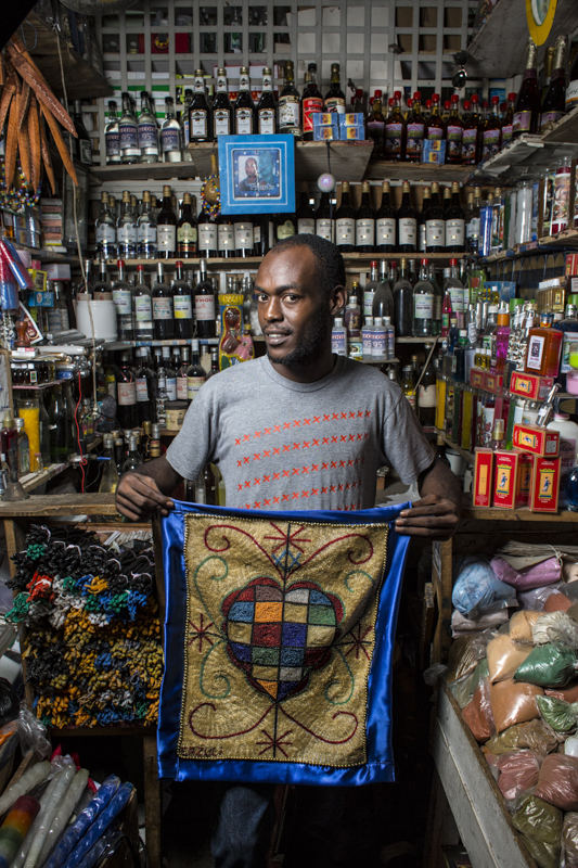 PORTRAITS DE VENDEURS AU MARCHE EN FER, PORT-AU-PRINCE.