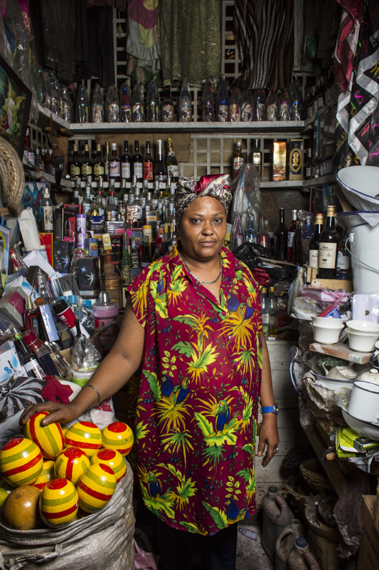 PORTRAITS DE VENDEURS AU MARCHE EN FER, PORT-AU-PRINCE.