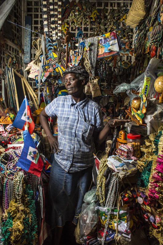 PORTRAITS DE VENDEURS AU MARCHE EN FER, PORT-AU-PRINCE.