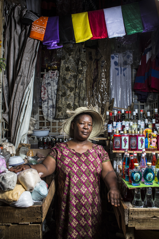 PORTRAITS DE VENDEURS AU MARCHE EN FER, PORT-AU-PRINCE.