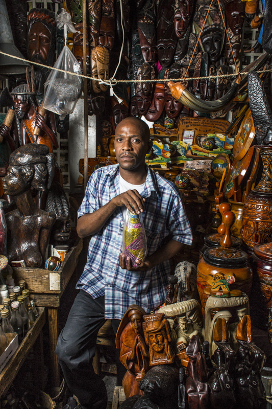 PORTRAITS DE VENDEURS AU MARCHE EN FER, PORT-AU-PRINCE.