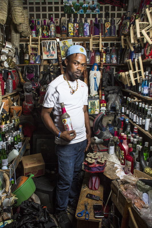 PORTRAITS DE VENDEURS AU MARCHE EN FER, PORT-AU-PRINCE.