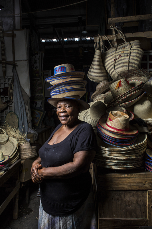 PORTRAITS DE VENDEURS AU MARCHE EN FER, PORT-AU-PRINCE.