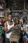 PORTRAITS DE VENDEURS AU MARCHE EN FER, PORT-AU-PRINCE. thumbnail