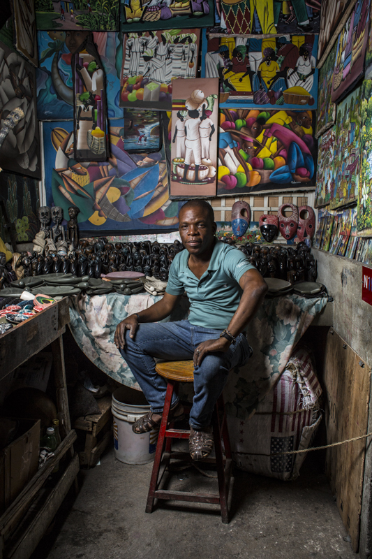 PORTRAITS DE VENDEURS AU MARCHE EN FER, PORT-AU-PRINCE.