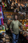 PORTRAITS DE VENDEURS AU MARCHE EN FER, PORT-AU-PRINCE. thumbnail