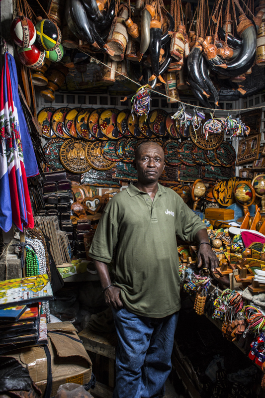 PORTRAITS DE VENDEURS AU MARCHE EN FER, PORT-AU-PRINCE.