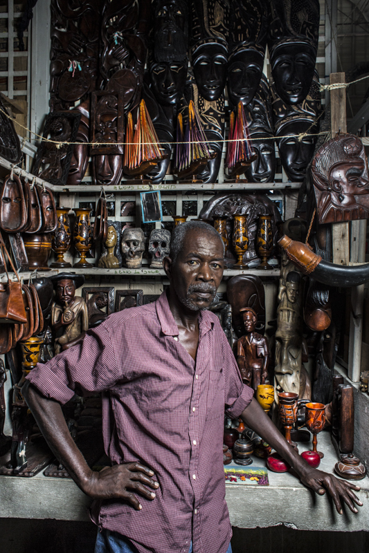 PORTRAITS DE VENDEURS AU MARCHE EN FER, PORT-AU-PRINCE.