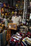 PORTRAITS DE VENDEURS AU MARCHE EN FER, PORT-AU-PRINCE. thumbnail