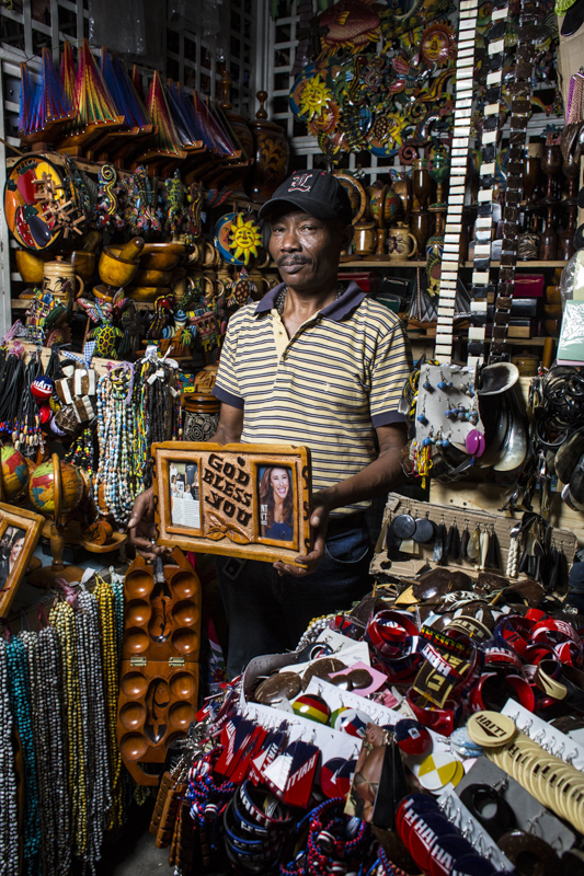 PORTRAITS DE VENDEURS AU MARCHE EN FER, PORT-AU-PRINCE.