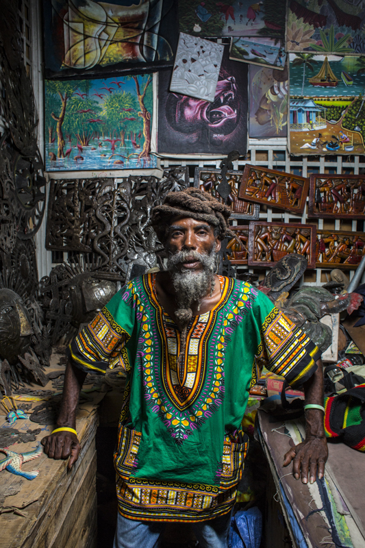 PORTRAITS DE VENDEURS AU MARCHE EN FER, PORT-AU-PRINCE.