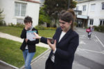 REPORTAGE SUR UNE  CANDIDATE AUX LEGISLATIVES 2017, SANDRINE LE FEUR, DANS LE FINISTERE. thumbnail