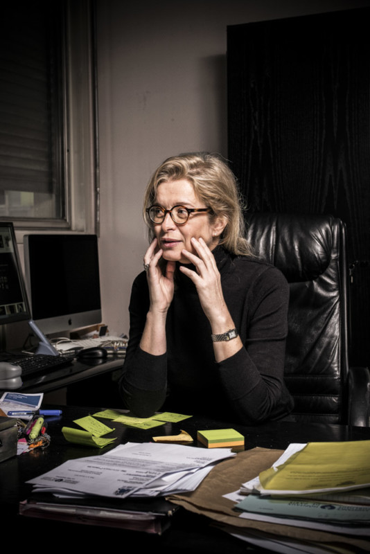 PORTRAIT DE LA PROFESSEURE CHLOE BERTOLUS, SPECIALISTE DE LA RECONSTRUCTION CHIRURGICALE DU VISAGE.