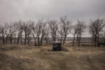 UN VILLAGE SUR LA LIGNE DE FRONT UKRAINIENNE. thumbnail