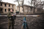 UN VILLAGE SUR LA LIGNE DE FRONT UKRAINIENNE. thumbnail