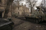 UN VILLAGE SUR LA LIGNE DE FRONT UKRAINIENNE. thumbnail