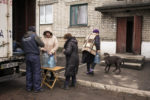 UN VILLAGE SUR LA LIGNE DE FRONT UKRAINIENNE. thumbnail