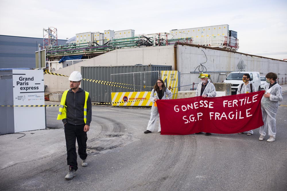 ACTION DE BLOCAGE DU CHANTIER DU GRAND PARIS PAR LE COLLECTIF POUR LES TERRES DE GONESSE.