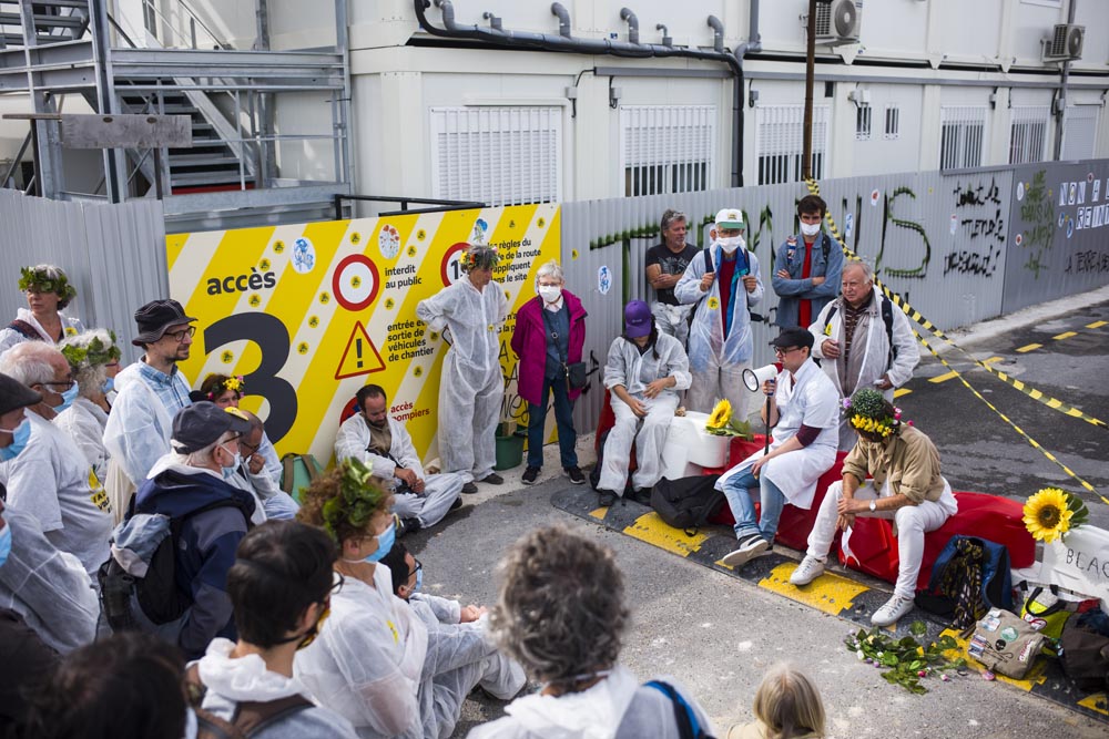 ACTION DE BLOCAGE DU CHANTIER DU GRAND PARIS PAR LE COLLECTIF POUR LES TERRES DE GONESSE.