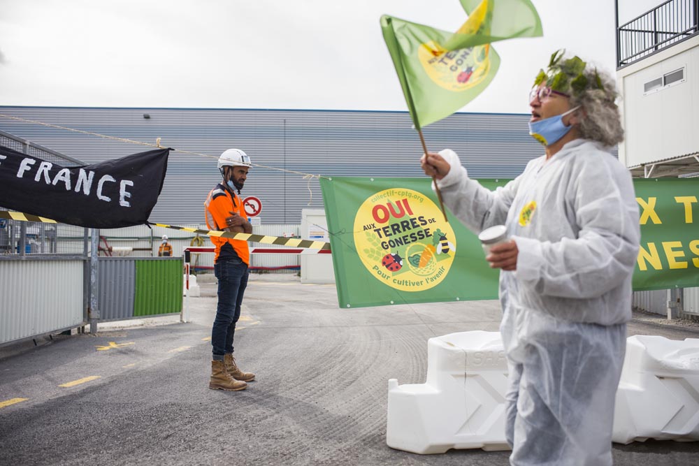 ACTION DE BLOCAGE DU CHANTIER DU GRAND PARIS PAR LE COLLECTIF POUR LES TERRES DE GONESSE.