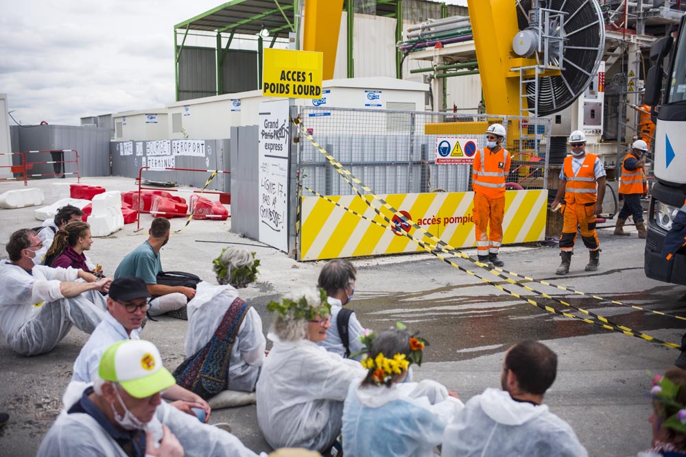 ACTION DE BLOCAGE DU CHANTIER DU GRAND PARIS PAR LE COLLECTIF POUR LES TERRES DE GONESSE.