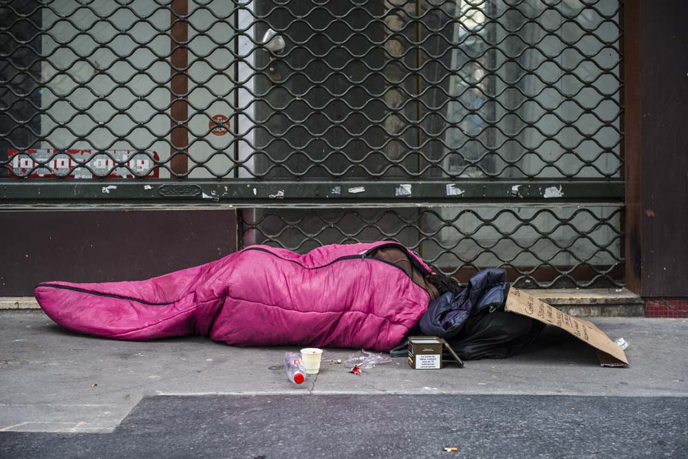 SANS ABRIS DANS LES RUES DE PARIS.